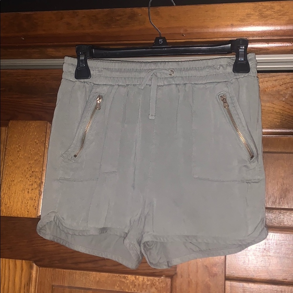 Green elastic band shorts